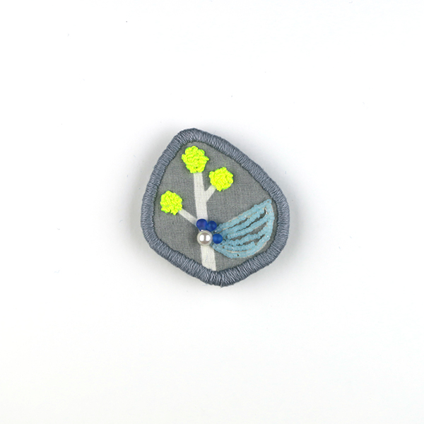 B608 Reuse<br>制作者:Sukesan<br>サイズ:4.7cm×4.5cm<br>素材:布、フェルト、刺繍糸、ビーズ、プラスチックパール、ブローチピン<br><br>頂きものの素材を使って仕上げてみました。シェアする楽しみが味わえるシリーズになればと思います。 Thanks to Tono Tono/わたげ