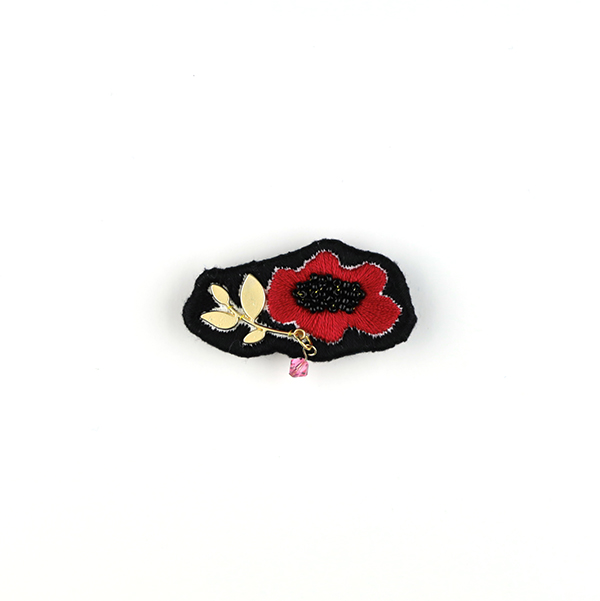 B609 花 -Red-<br>制作者:Sukesan<br>サイズ:3cm×4.8cm<br>素材:布、フェルト、刺繍糸、ビーズ、メタルパーツ、スワロフスキー(ローズ)、ブローチピン<br><br>お花 一輪です。