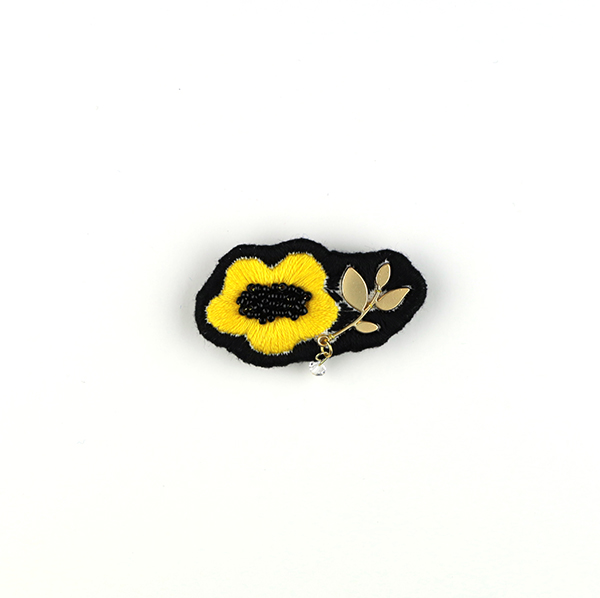 B610 「花 -Yellow-<br>制作者:Sukesan<br>サイズ:3cm×5cm<br>素材:布、フェルト、刺繍糸、ビーズ、メタルパーツ、スワロフスキー(クリスタル)、ブローチピン<br><br>お花 一輪です。