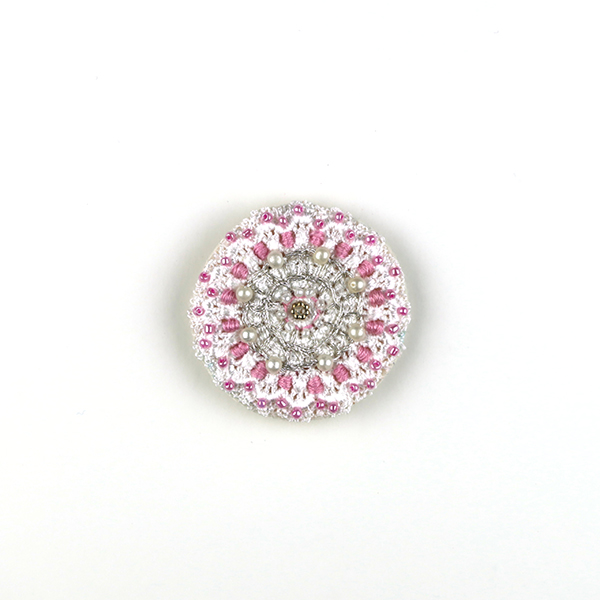 B616 Circle<br>制作者:KAORI<br>サイズ:5cm×5cm<br>素材:フェルト、刺繍糸、レース、ビーズ、プラスチックパール、合成皮革、ブローチピン<br><br>丸いレースのモチーフで遊んでみました。