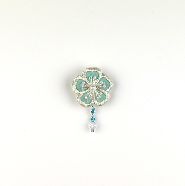 B617 Mint Blue<br>制作者:KAORI<br>サイズ:5cm×3.3cm<br>素材:布、刺繍糸、レース、ビーズ、プラスチックパール、合成皮革、ブローチピン<br><br>爽やかで涼しげなお花のブローチです。