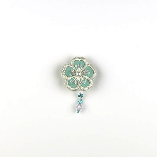 B618 Mint Blue<br>制作者:KAORI<br>サイズ:5cm×3.3cm<br>素材:布、刺繍糸、レース、ビーズ、プラスチックパール、合成皮革、ブローチピン<br><br>爽やかで涼しげなお花のブローチです。