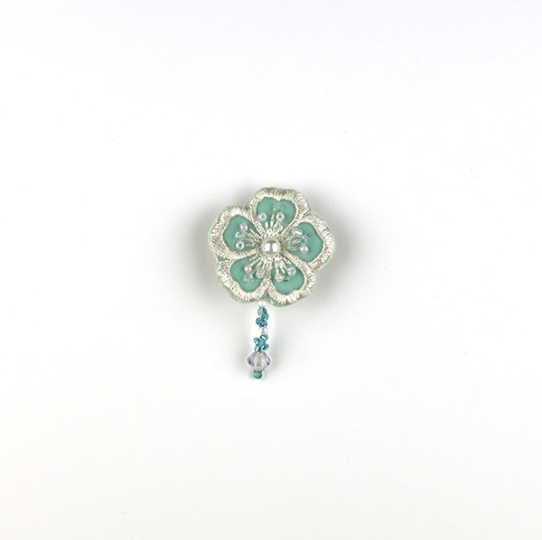 B619 Mint Blue<br>制作者:KAORI<br>サイズ:5cm×3.3cm<br>素材:布、刺繍糸、レース、ビーズ、プラスチックパール、合成皮革、ブローチピン<br><br>爽やかで涼しげなお花のブローチです。