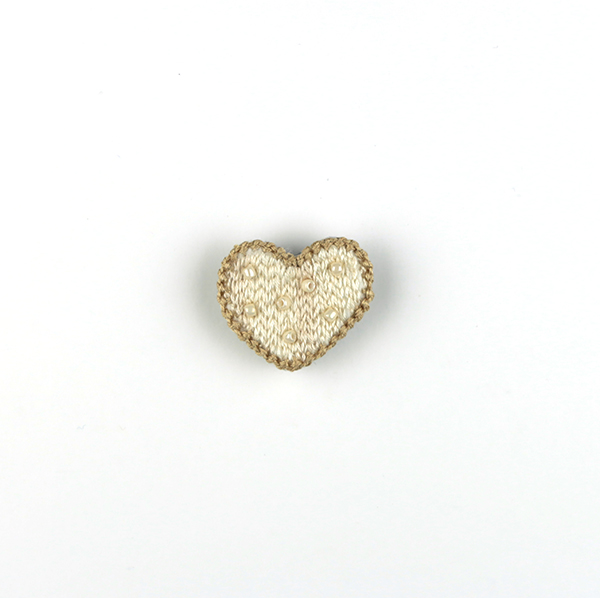 B620 ハートブローチ<br>制作者:Tono Tono<br>サイズ:3cm×3.5cm<br>素材:フェルト、刺繡糸、ビーズ、ブローチピン<br><br>7つのビーズをハートにちりばめました