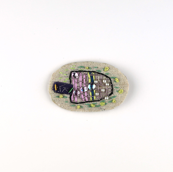 B622 アイスと花<br>制作者:Ki<br>サイズ:6.5cm×4.2cm<br>素材:フェルト、リネン、刺繡糸、銀糸、ビーズ、プラスチックパール、スパンコール、ブローチピン<br><br>アイスがとけたようなブローチ。