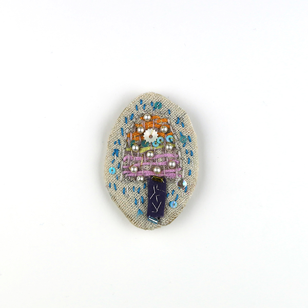 B623 雨の日のアイス<br>制作者:Ki<br>サイズ:6.3cm×4.2cm<br>素材:フェルト、リネン、刺繡糸、金・銀糸、ビーズ、プラスチックパール、スパンコール、ブローチピン<br><br>アイスを雨の日に食べて、音(雨の)が思ったより響いて、まったりした。そんなブローチです。