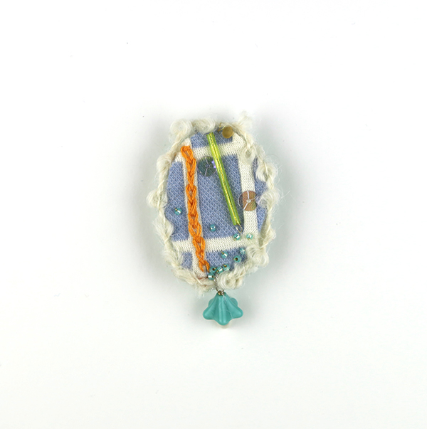 B625 水がしたたるときのこ<br>制作者:Ki<br>サイズ:7.2cm×3.7cm<br>素材:フェルト、布、刺繡糸、金・銀糸、羊毛、ビーズ、プラスチックパール、スパンコール、針金、ブローチピン<br><br>ゆっくりとコニュニティーになじんで、まったりした花ブローチ。
