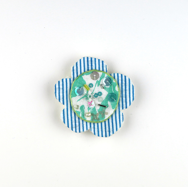 B626 せっけんの香り<br>制作者:Ki<br>サイズ:6cm×6cm<br>素材:布、刺繡糸、銀糸、羊毛、ビーズ、淡水パール、スパンコール、丸カン、ブローチピン<br><br>ゆっくりとコニュニティーになじんで、まったりした花ブローチ。