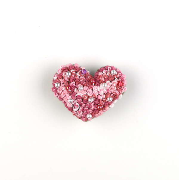 B629 For You ♥ ピンク<br>制作者:Sugako<br>サイズ:4.5cm×5.5cm<br>素材:フェルト、刺し子糸、綿、ビーズ、プラスチックパール、ブローチピン