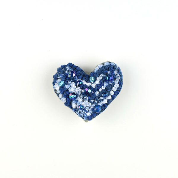 B628 For You ♥ ブルー<br>制作者:Sugako<br>サイズ:4.5cm×5.5cm<br>素材:フェルト、刺し子糸、綿、ビーズ、ブローチピン
