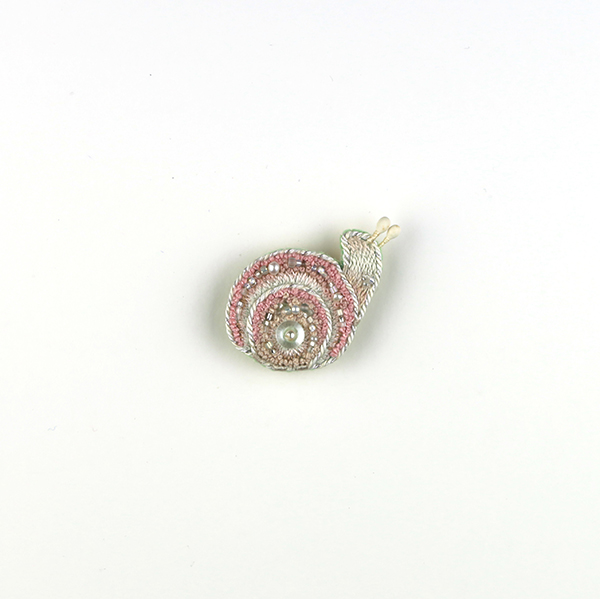B631 Sail (peach) <br>制作者:itoco<br>サイズ:4.5cm×3cm<br>素材: フェルト、刺繍糸、組紐、レース糸、ビーズ、淡水パール、合成皮革、ブローチピン<br><br>桃色のカタツムリです。