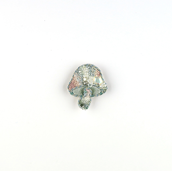 B632 土に還る(曹達(ソーダ))<br>制作者:itoco<br>サイズ:3.5cm×3cm<br>素材: フェルト、刺繍糸、組紐、レース糸、ビーズ、淡水パール、合成皮革、ブローチピン<br><br>涼しげな泡がわきあがるソーダ水のようなキノコです。