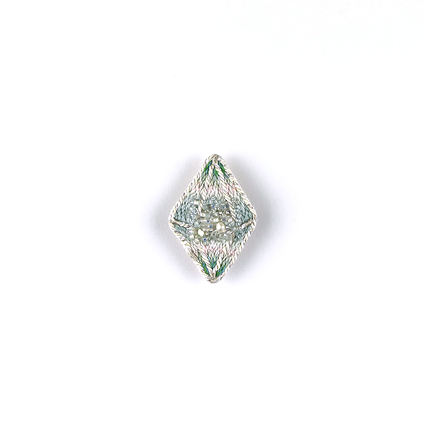 B638 漂流石‶蛍石″<br>制作者:itoco<br>サイズ:4cm×2.7cm<br>素材: フェルト、刺繍糸、組紐、ビーズ、淡水パール、合成皮革、ブローチピン<br><br>長い時間の中を漂い、流れついた小さな鉱物のブローチです。