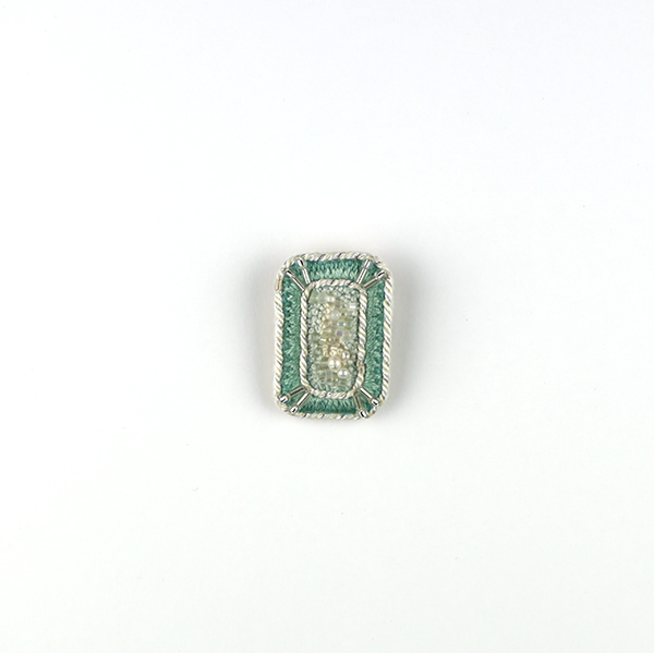 B639 漂流石‶翆玉″<br>制作者:itoco<br>サイズ:3.5cm×2.3cm<br>素材: フェルト、刺繍糸、組紐、ビーズ、淡水パール、合成皮革、ブローチピン<br><br>長い時間の中を漂い、流れついた小さな鉱物のブローチです。