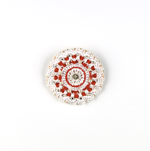 B641 カレンデュラ<br>制作者:KAORI<br>サイズ:5cm×5cm<br>素材:フェルト、刺繍糸、レース、ビーズ、プラスチックパール、合成皮革、ブローチピン<br><br>オレンジ色のカレンデュラの花をイメージしました。