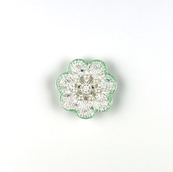 B642 ポーラチュカ<br>制作者:KAORI<br>サイズ:4.5cm×4.5cm<br>素材:フェルト、刺繍糸、レース、ビーズ、プラスチックパール、合成皮革、ブローチピン<br><br>白花のポーラチュカのイメージです。