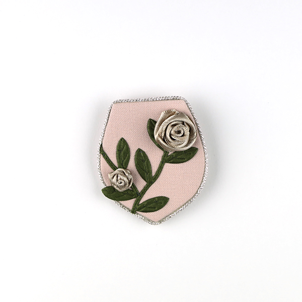 B647 リボンフラワー(ひし形)<br>制作者:CHAi<br>サイズ:4.5cm×6.5cm<br>素材:布、リボン、アジアンコード、ブローチピン<br><br>リボンの花が咲きました。