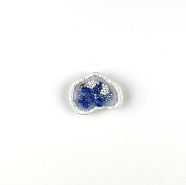 B651 JEWEL BOX<br>制作者:Sukesan<br>サイズ:2.5cm×3.5cm<br>素材:布、刺繍糸、ビーズ、チェコビーズ、オーガンジー、合皮、ブローチピン<br><br>“キラキラしたものを身に付けていると元気になるんだよ”と教えてもらったので‼