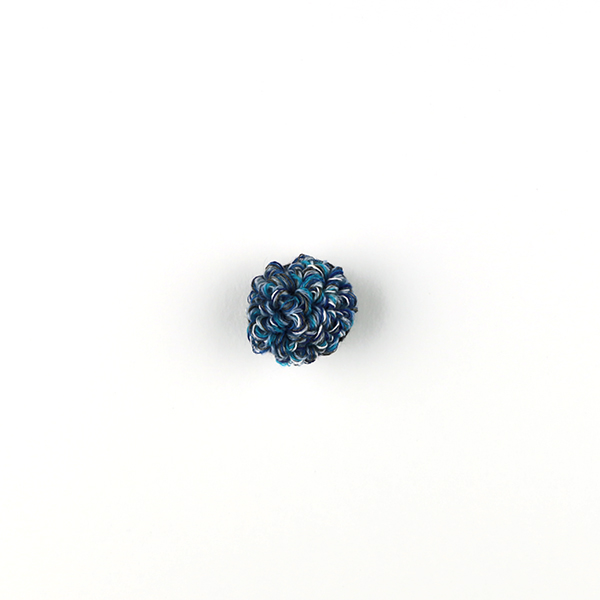B652 もこもこ(blue)<br>制作者:Sukesan<br>サイズ:2cm×2cm<br>素材:布、フェルト、糸、刺繍糸、ブローチピン<br><br>もこもこ ふわふわ ふわふわもこもこ…