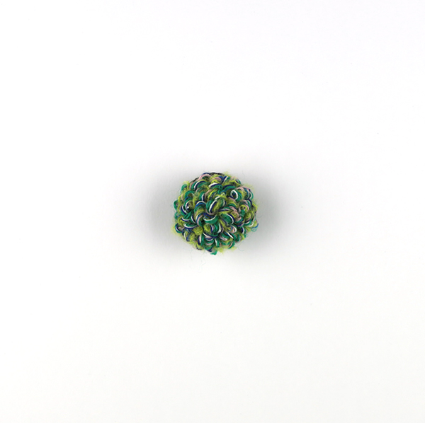 B653 もこもこ(green/左きき)<br>制作者:Sukesan<br>サイズ:2cm×2cm<br>素材:布、フェルト、糸、刺繍糸、ブローチピン<br><br>もこもこ ふわふわ ふわふわもこもこ…