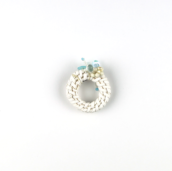 B654 水色と輪<br>制作者:Ki<br>サイズ:3.5cm×3.5cm<br>素材:刺繍糸、ラタンパーツ・リング(ラウンド)、ビーズ、スパンコール、淡水パール、プラスチックパール、ブローチピン