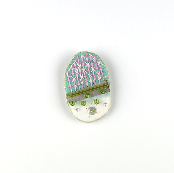 B655 水滴<br>制作者:Ki<br>サイズ:5.1cm×3.2cm<br>素材:布、刺繍糸、金糸、ビーズ、スパンコール、竹ビーズ、ブローチピン<br><br>夏のコップの水滴はより涼しさを感じる。そんなイメージのブローチです。