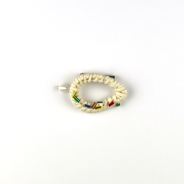 B656 白と白と水滴<br>制作者:Ki<br>サイズ:6cm×2.7cm<br>素材:刺繍糸、ラタンパーツ・リング(ドロップ)、ビーズ、竹ビーズ、プラスチックパール、ブローチピン