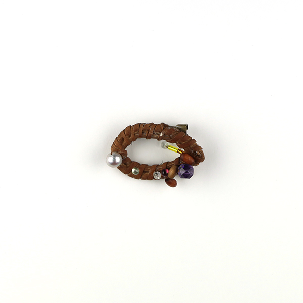 B659 ナッツとパン<br>制作者:Ki<br>サイズ:4cm×2.5cm<br>素材:刺繍糸、ラタンパーツ・リング(ドロップ)、ビーズ、ウッドビーズ、プラスチックパール、ブローチピン