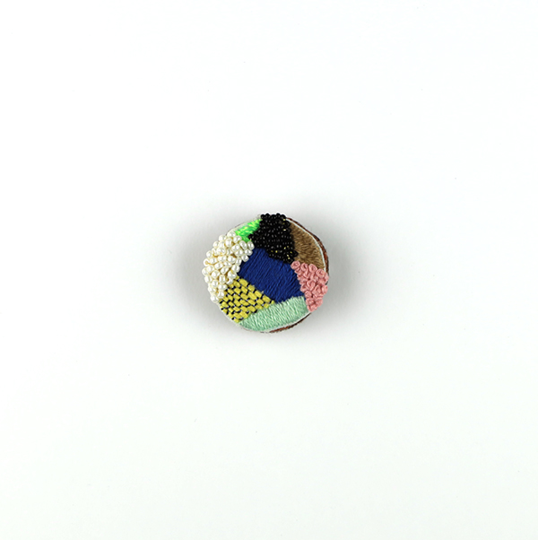 B660 イロ、イロトリドリ<br>制作者:Sukesan<br>サイズ:2.8cm×3cm 素材:フェルト、刺繍糸、ビーズ、ブローチピン<br><br>いろんな色が咲き乱れました! “大丈夫?少し休もうよ…”