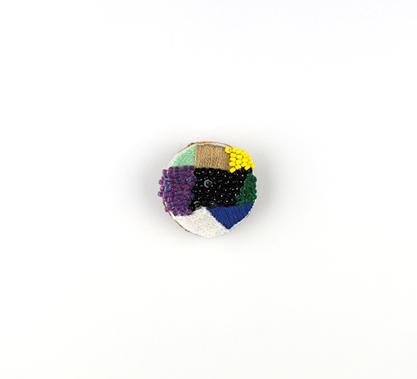 B661 イロ、イロトリドリ<br>制作者:Sukesan<br>サイズ:3.3cm×3.2cm<br>素材:フェルト、刺繍糸、ビーズ、ブローチピン<br><br>いろんな色が咲き乱れました! “大丈夫!きっと上手くいく!!”