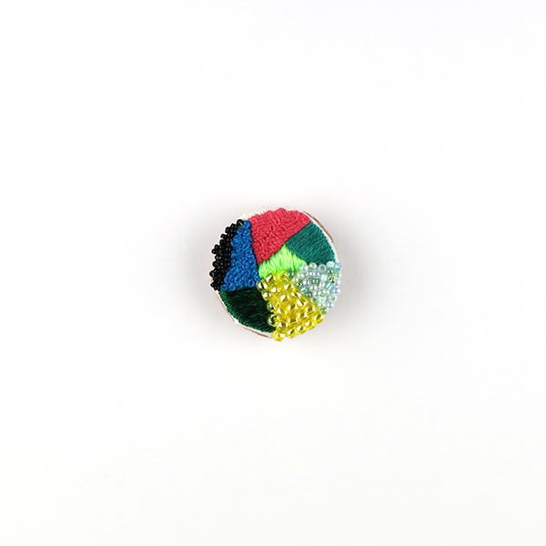 B662 イロ、イロトリドリ<br>制作者:Sukesan<br>サイズ:3cm×2.8cm<br>素材:フェルト、刺繍糸、ビーズ、ブローチピン<br><br>いろんな色が咲き乱れました! “大丈夫!頑張ってるよ!!”