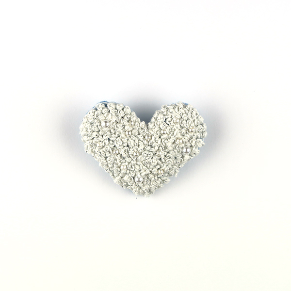 B650 For You ♥ 純白<br>制作者:Sugako<br>サイズ:4.5cm×5.5cm<br>素材:フェルト、刺し子糸、綿、ビーズ、プラスチックパール、ブローチピン