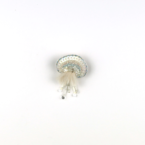 B663 Jelly fish…?<br>制作者:itoco<br>サイズ:4.5cm×3.2m<br>素材: フェルト、刺繍糸、組紐、ファー毛糸、ビーズ、淡水パール、合成皮革、ブローチピン<br><br>クラゲ?それとも火星人?どちらに見えるかはあなた次第…