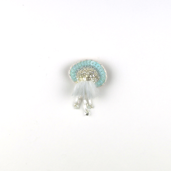B664 Jelly fish…?<br>制作者:itoco<br>サイズ:4.5cm×3.2cm<br>素材: フェルト、刺繍糸、組紐、ファー毛糸、ビーズ、淡水パール、合成皮革、ブローチピン<br><br>クラゲ?それとも火星人?どちらに見えるかはあなた次第…