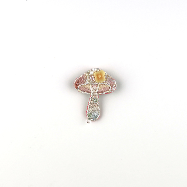 B666 土に還る‶落陽″<br>制作者:itoco<br>サイズ:4.2cm×3.2cm<br>素材: フェルト、刺繍糸、組紐、ビーズ、淡水パール、プラスチックパーツ、合成皮革、ブローチピン<br><br>白い花にきらきらと光が当たりながら夕日が沈んでいく秋の空