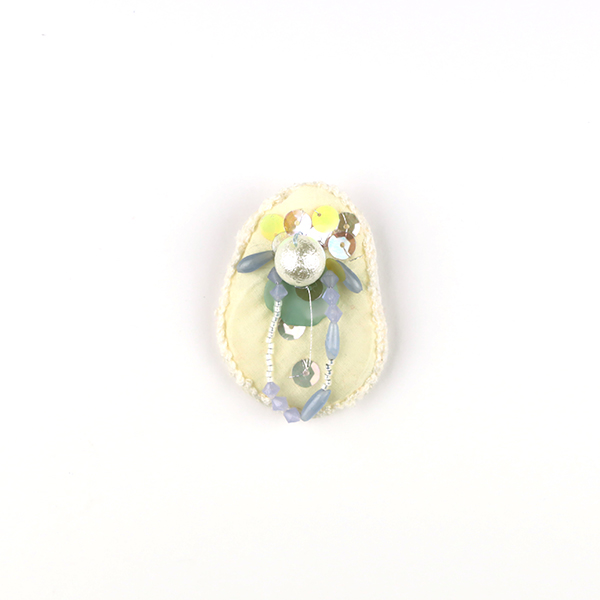 B670 ゆらめく<br>制作者:Ki<br>サイズ:5.2cm×3.5cm<br>素材:布、刺繍糸、フェルト、銀糸、ビーズ、スパンコール、コットンパール、花びらパーツ、ブローチピン<br><br>心地よく感じる一つが日差し。ゆらめく日差しをイメージしたブローチです。