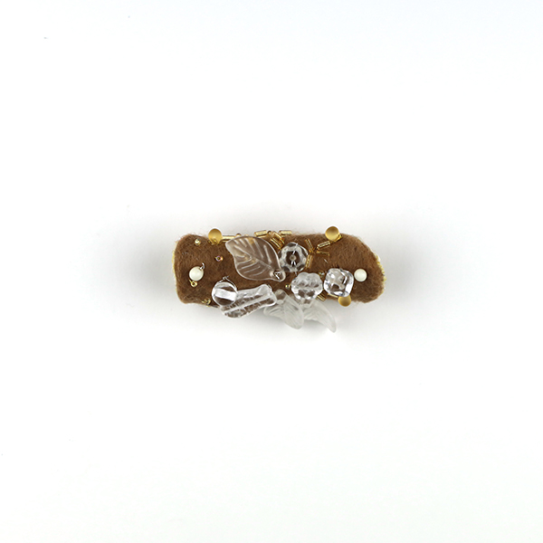 B671 ひとかけらの<br>制作者:Ki<br>サイズ:4.7cm×1.5cm<br>素材:布、刺繍糸、フェルト、金・銀糸、ビーズ、スパンコール、コットンパール、ブローチピン