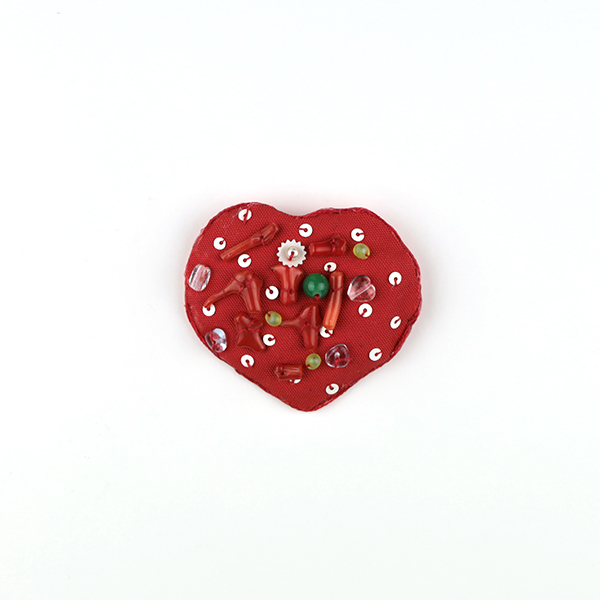 B672 海辺の赤(小)<br>制作者:Ki<br>サイズ:4.5cm×5cm<br>素材:布、刺繍糸、フェルト、銀糸、半貴石(白サンゴ/紅染)、ビーズ、スパンコール、プラスチックパール、ブローチピン<br><br>漂着物に困ることもあるけれど、美しく感じる物もある。海辺のそんな風景のブローチです。