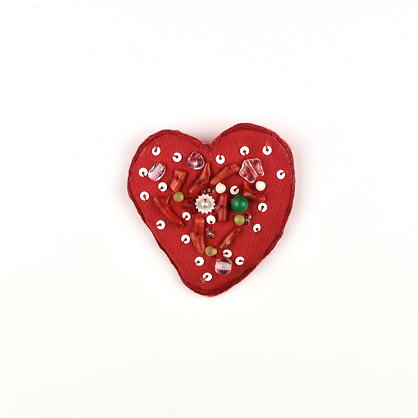 B673 海辺の赤(中)<br>制作者:Ki<br>サイズ:5.4cm×5cm<br>素材:布、刺繍糸、フェルト、銀糸、半貴石(白サンゴ/紅染)、ビーズ、スパンコール、プラスチックパール、ブローチピン<br><br>漂着物に困ることもあるけれど、美しく感じる物もある。海辺のそんな風景のブローチです。
