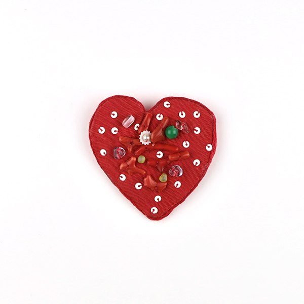 B674 海辺の赤(大)<br>制作者:Ki<br>サイズ:5.4cm×5.3cm<br>素材:布、刺繍糸、フェルト、銀糸、半貴石(白サンゴ/紅染)、ビーズ、スパンコール、プラスチックパール、ブローチピン<br><br>漂着物に困ることもあるけれど、美しく感じる物もある。海辺のそんな風景のブローチです。