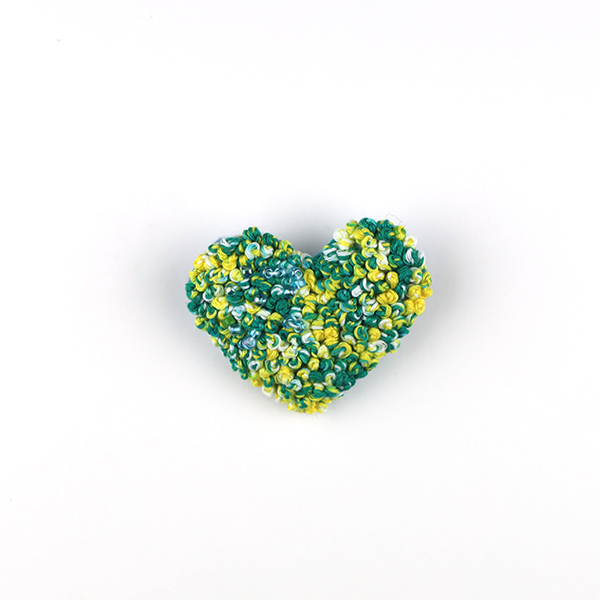 B675 For You ♥ 蔦<br>制作者:Sugako<br>サイズ:4.5cm×5.5cm<br>素材:フェルト、刺し子糸、綿、ビーズ、ブローチピン