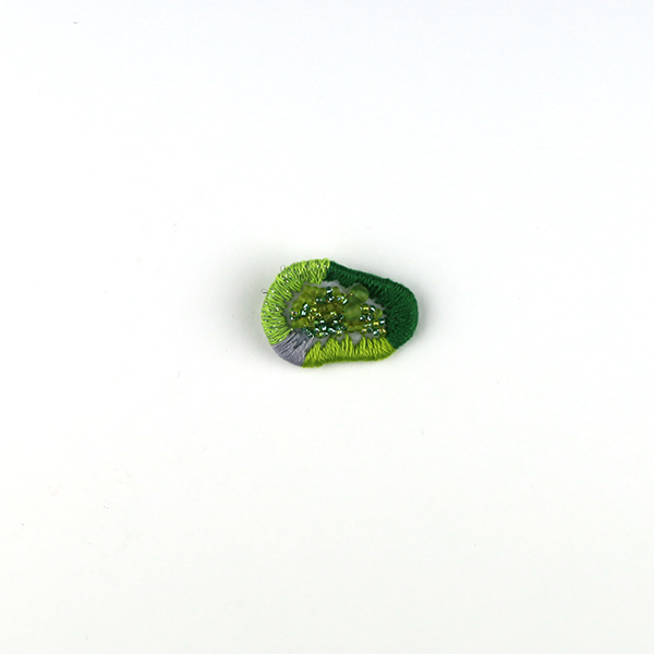 B677 JEWEL BOX “Green”<br>制作者:Sukesan<br>サイズ:2.5cm×3.2cm<br>素材:刺繍糸、ビーズ、フェルト、オーガンジー、合皮、ブローチピン<br><br>“キラキラしたものを身に付けていると元気になるんだよ”と教えてもらったので‼