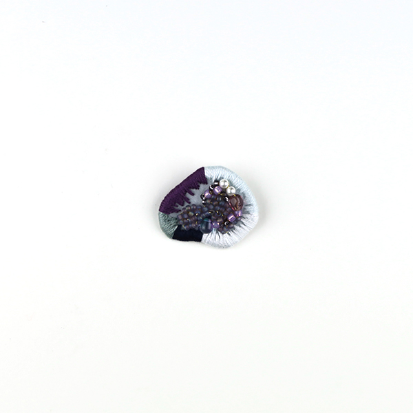 B678 JEWEL BOX “Purple”<br>制作者:Sukesan<br>サイズ:2.8cm×3.2cm<br>素材:刺繍糸、ビーズ、フェルト、オーガンジー、合皮、ブローチピン<br><br>“キラキラしたものを身に付けていると元気になるんだよ”と教えてもらったので‼