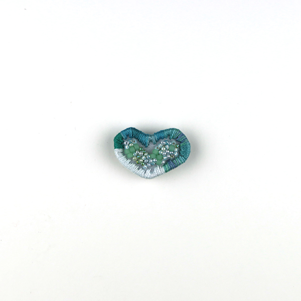 B679 JEWEL BOX “Aqua”<br>制作者:Sukesan<br>サイズ:2.3cm×3.3cm<br>素材:刺繍糸、ビーズ、フェルト、オーガンジー、合皮、ブローチピン<br><br>“キラキラしたものを身に付けていると元気になるんだよ”と教えてもらったので‼
