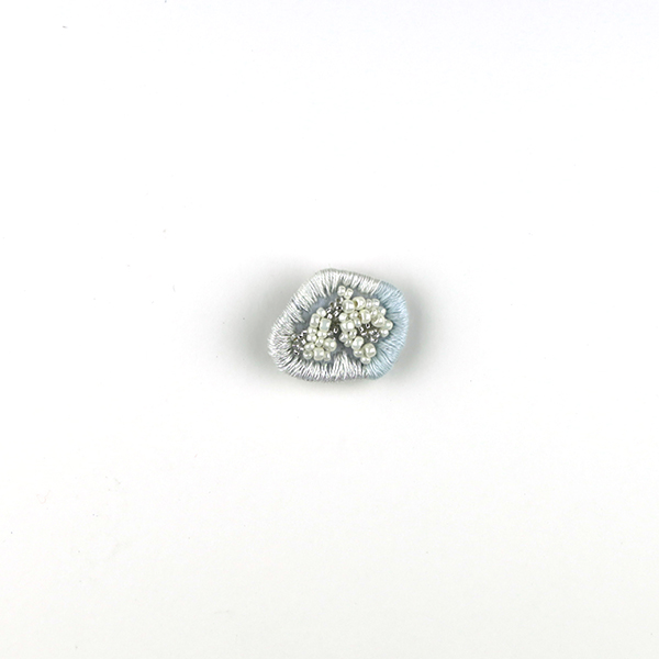 B680 JEWEL BOX “White”<br>制作者:Sukesan<br>サイズ:2.5cm×3cm<br>素材:刺繍糸、ビーズ、フェルト、オーガンジー、合皮、ブローチピン<br><br>“キラキラしたものを身に付けていると元気になるんだよ”と教えてもらったので‼