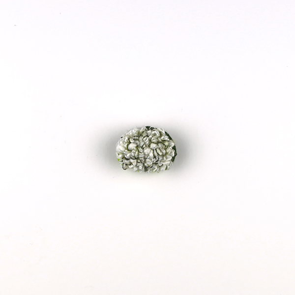 B682 もこもこ(white×green)<br>制作者:Sukesan<br>サイズ:2cm×2.6cm<br>素材:刺繍糸、糸、布、フェルト、ブローチピン<br><br>もこもこ ふわふわ ふわふわもこもこ…