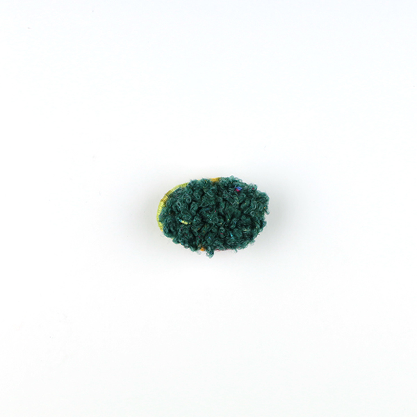 B683 もこもこ(green)<br>制作者:Sukesan<br>サイズ:2.2cm×3.5cm<br>素材:刺繍糸、糸、布、フェルト、ブローチピン<br><br>もこもこ ふわふわ ふわふわもこもこ…