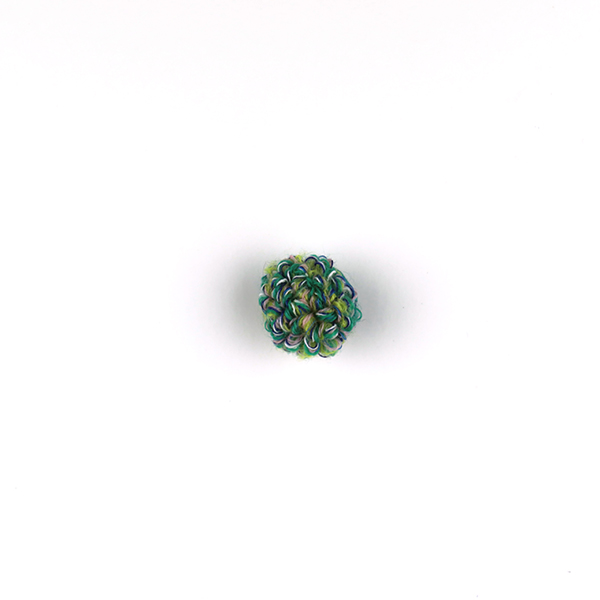 B684 もこもこ(green)<br>制作者:Sukesan<br>サイズ:2cm×2.2cm<br>素材:刺繍糸、糸、布、フェルト、ブローチピン<br><br>もこもこ ふわふわ ふわふわもこもこ…