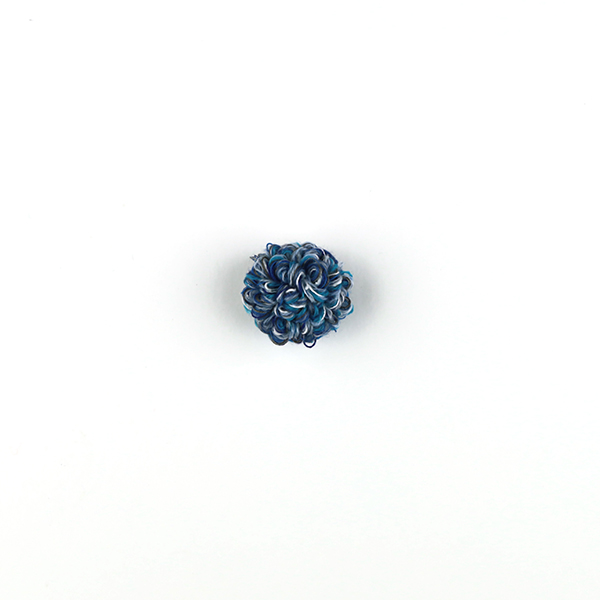 B685 もこもこ(blue)<br>制作者:Sukesan<br>サイズ:2cm×2.3cm<br>素材:刺繍糸、糸、布、フェルト、ブローチピン<br><br>もこもこ ふわふわ ふわふわもこもこ…