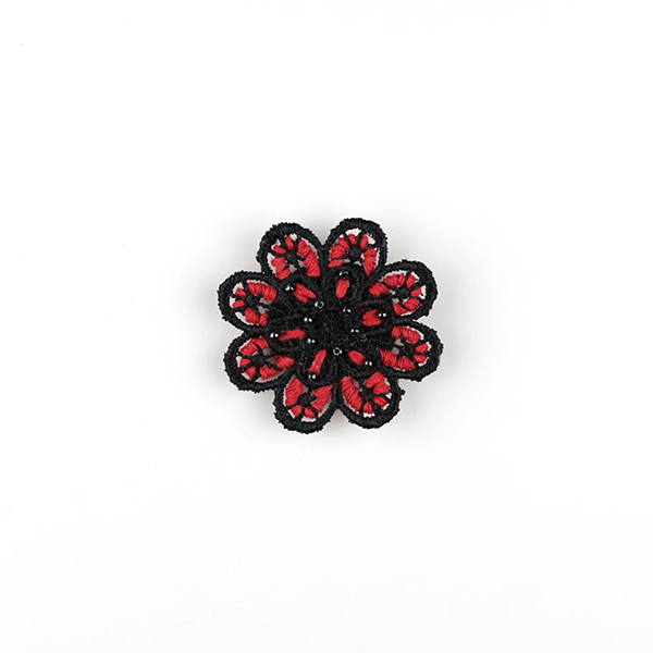 B686 花のブローチ(黒×赤)<br>制作者:KAORI<br>サイズ:5cm×5cm<br>素材:フェルト、刺繍糸、レース、ビーズ、ブローチピン<br><br>レース地に色々な糸とビーズの組み合わせを楽しんでできたブローチです。